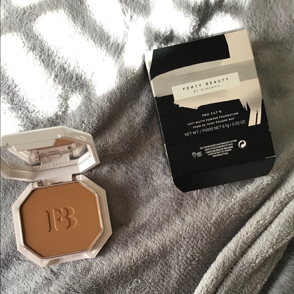 Fenty Beauty Pro Filt’r soft matte powder foundation #385 Brand new